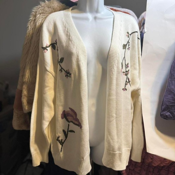 Sweaters - Bunulu Cream floral embroidered cardigan with faux fur trim. Size 1x